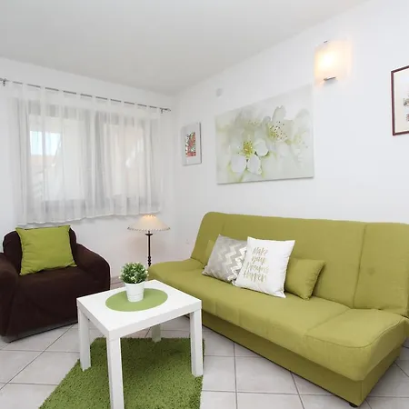 Irena 아파트 풀라